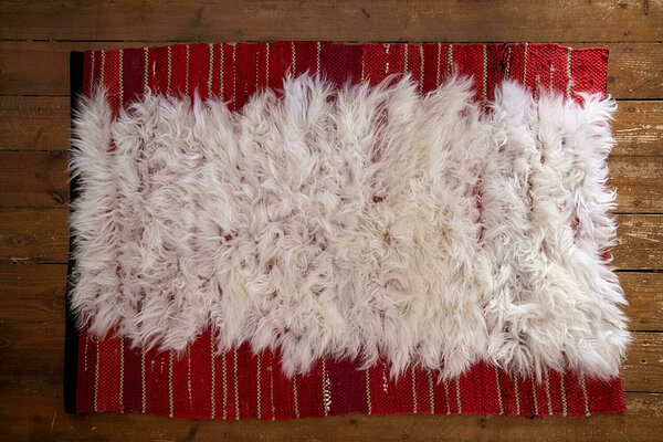 Terra Mama kangastelgedel kootud kaltsuvaip lamabanahast ribadega 